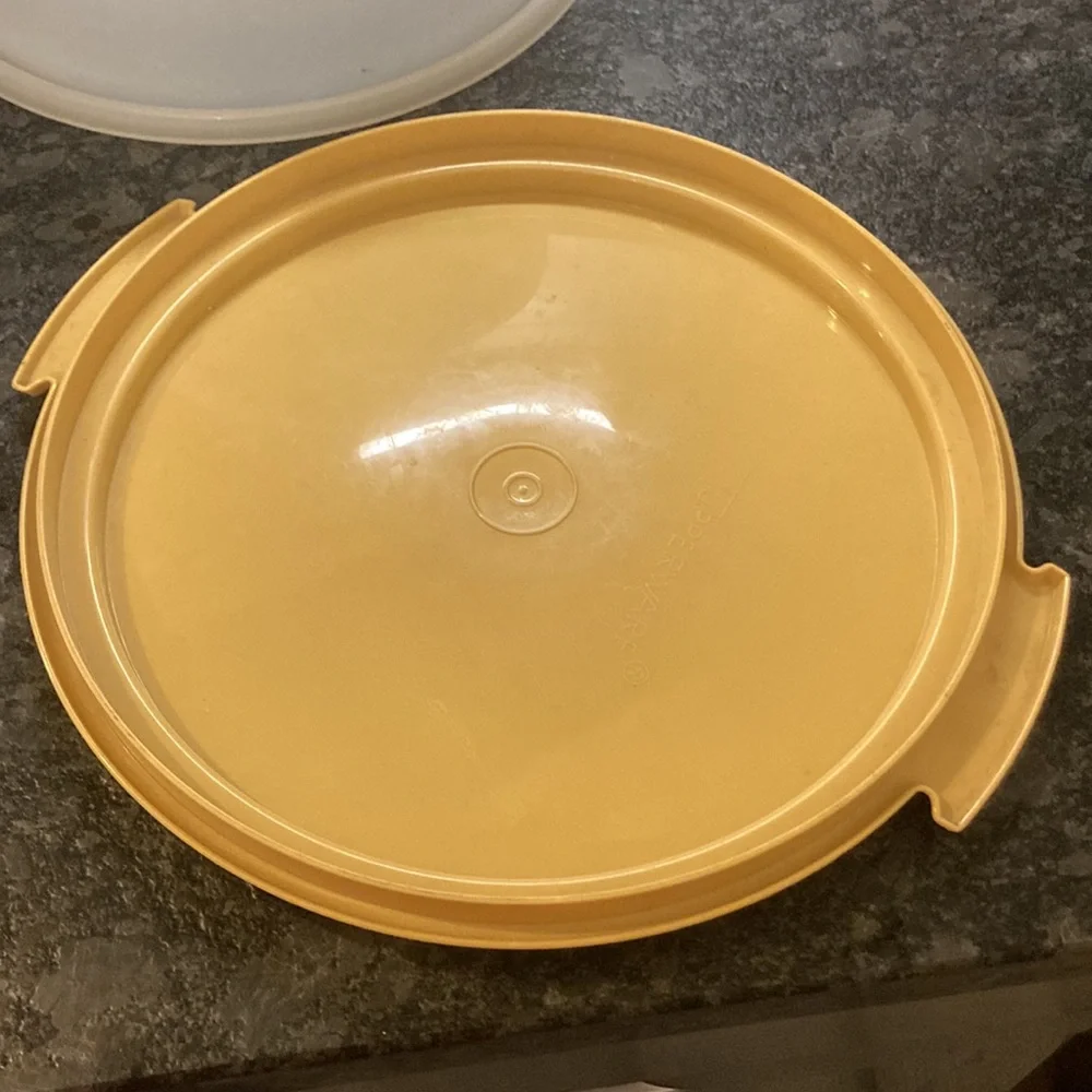 Vintage Tupperware layer cake carrier/server w/handle In near perfect co…